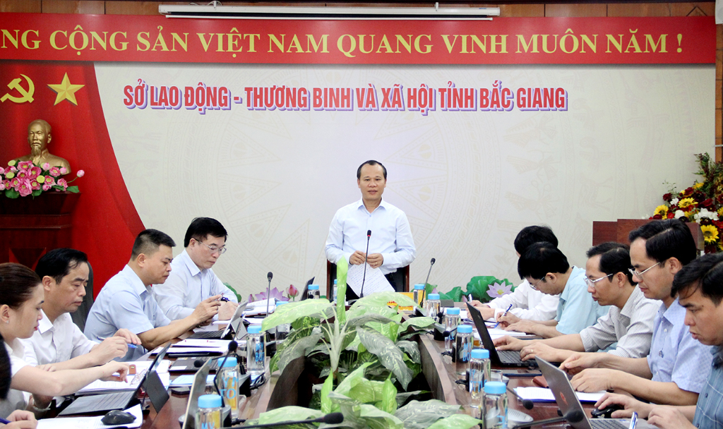 Phó Chủ tịch Thường trực UBND tỉnh Mai Sơn làm việc với Sở Lao động - Thương binh và Xã hội về kết quả thực hiện nhiệm vụ 4 tháng đầu năm|https://sgtvt.bacgiang.gov.vn/web/guest/chi-tiet-tin-tuc/-/asset_publisher/St1DaeZNsp94/content/pho-chu-tich-thuong-truc-ubnd-tinh-mai-son-lam-viec-voi-so-lao-ong-thuong-binh-va-xa-h-1